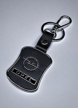 Брелок с логотипом авто opel, карабин и кольцо, металический со вставками натуральной кожи