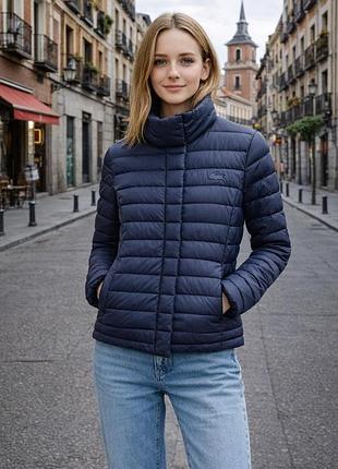 Куртка від бренду lacoste.