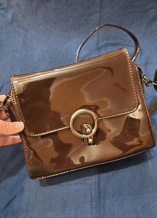 Лаковая сумочка темно коричневая1 фото