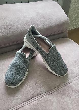 Кросівки skechers.