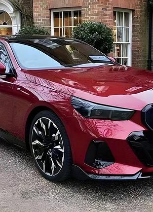 Накладка на передній бампер lip gloss black (для м-sport) для bmw 5/i5 серія g60/g60e/g61 2023- рр