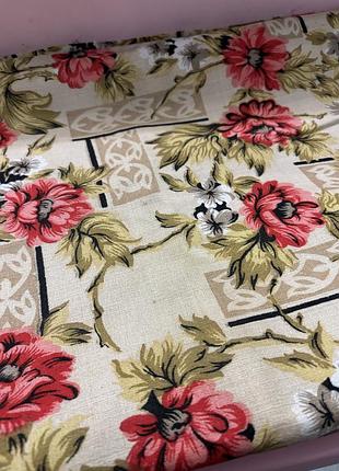 Тканина для штор з великим квітковим принтом у ретро-стилі.