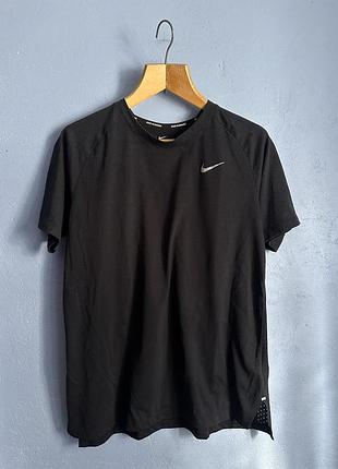 Жіноча бігова футболка nike dri-fit з світловідбиваючими елементами, чорна, at4174-010