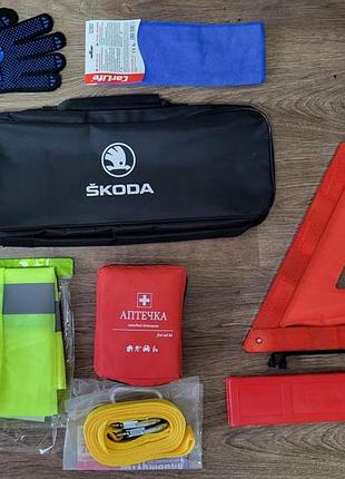 Набір автомобіліста skoda єс 8 од, вогнегасник 1 кг, аптечка ама-1