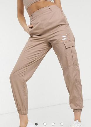 Жіночі джогери puma cla вільного крою (relaxed fit) у бежевому кольорі.