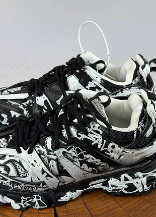 Track black white 2