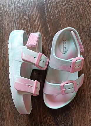 Босоніжки сандалі