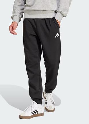 Мужские брюки теплые на флисе adidas essentials feelcozy je3815 - черный цвет, стандартный крой, манжеты. оригинал.