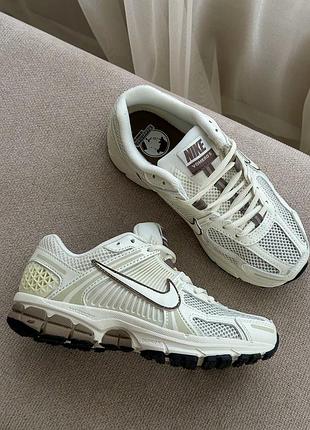 Класнючі жіночі кросівки nike zoom vomero 5 sail mink brown бежеві