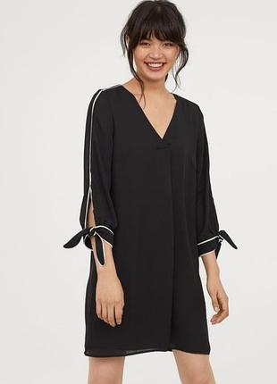Черное платье с бантиками от бренда h&m.