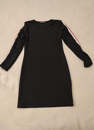 Черное базовое платье с лампасами на рукавах от cameo rose