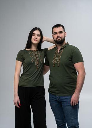Парні вишиті футболки на зеленій тканині x[