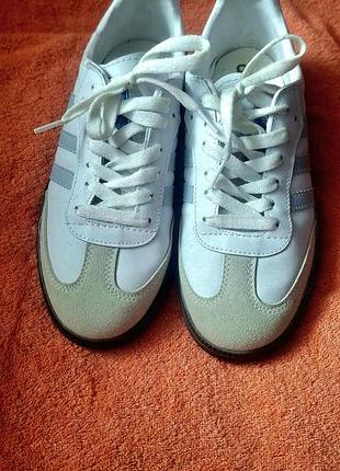 Кроссовки женские