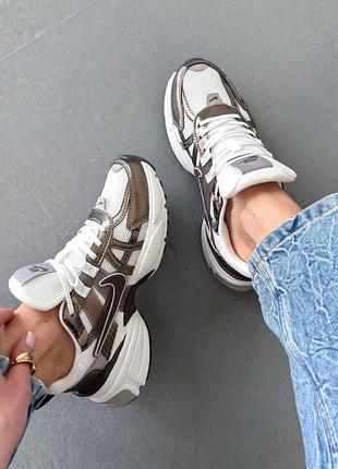 Кроссовки nike v2k run mink brown summit white college grey