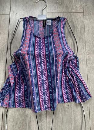 Трендовий & літній яскравий кроп-топ h&m (divided) 🌸 легкий літній топ з актуальним етно-принтом у рожево-блакитних тонах. розмір м
