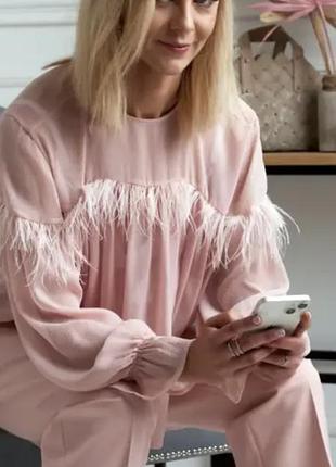 Легкая розовая блузка от zara с декоративной отделкой перьями.