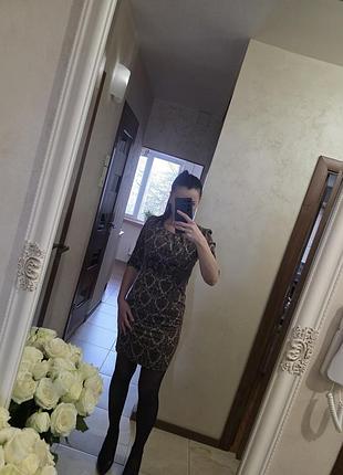 Платье с узором и поясом под грудью