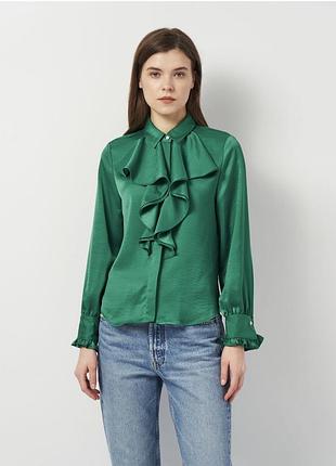 Зеленая блузка с рюшами от бренда zara выполнена из атласного материала.
