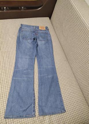 Оригинальные джинсы, расклешенные1 фото