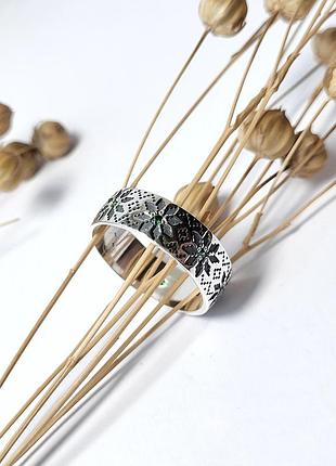 Серебряное кольцо колечко вышиванка с зелеными камнями 18 размер серебро 925 пробы черненное 4670ч