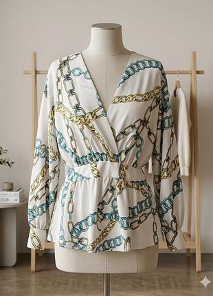 Стильна блуза від zara розміру m у білому кольорі з яскравим принтом ланцюгів.