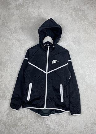 Жіноча вітровка nike sportswear windrunner в гарному стані, оригінал m