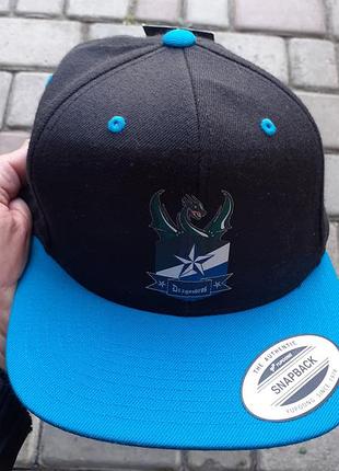 Новая с биркой бейсболка модели the classics yupoong snapback 2-tone.