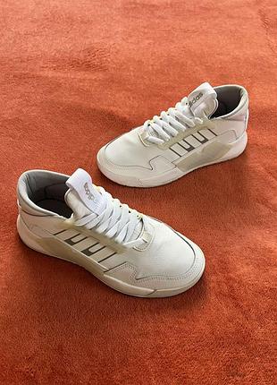 Кросівки фірми adidas 38,5 розміру за устілкою 25 см
