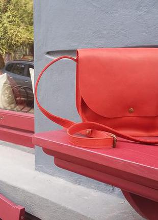 Красная кожаная полукруглая сумка