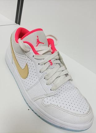 Кроссовки женские nike air jordan 40.