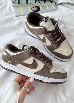 Трендові жіночі кросівки nike sb dunk low wmns light orewood brown metallic gold бежево-коричневі