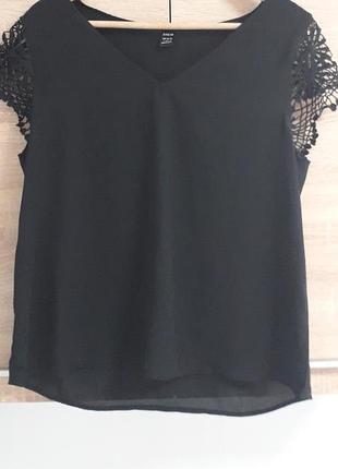 Shein
l
женская блуза с короткими кружевными рукавами свободного кроя 
v - образный вырез
идеальное состояние( состояние новой)