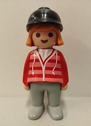 Playmobil фигурка 1990 geobra ребенок в красной кофте и шлеме 8 см.