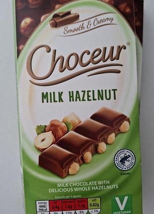 Смачний молочний шоколад choceur із цілісними лісовими горіхами.