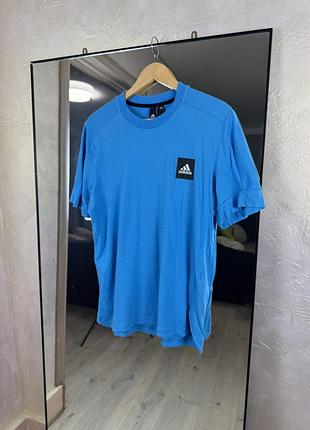 Блакитна футболка adidas «box logo» з вертикальними смугами на спині