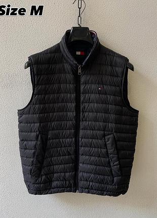 Оригінальна чоловіча жилетка tommy hilfiger regular розмір m чорного кольору в ідеалі