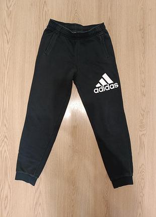 Спортивные штаны adidas essentials.