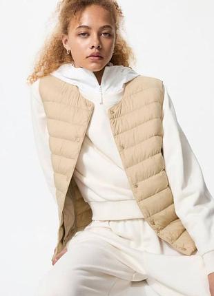 Жилетка uniqlo бежева pufftech compact vest