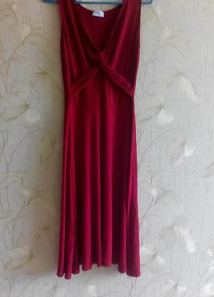 Легкое бордовое платье