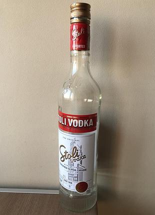 Бутылка пустая от водки премиум сегмента stoli vodka; обьём 0,7 л; для декупажа, антуража. дарю к любой покупке!