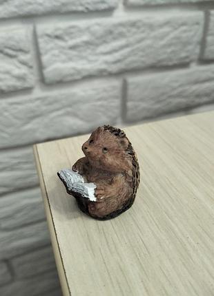 Миниатюрная фигурка ежика из смолы