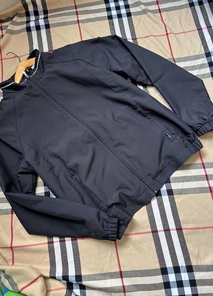 Продаю стильну вітровку calvin klein у чорному кольорі. додайте собі яскравий акцент у гардеробі!на хлопця розмір вказано м.ціна дуже дешева