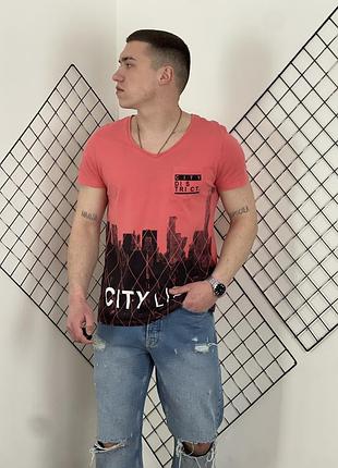 Рожева футболка livergy з принтом