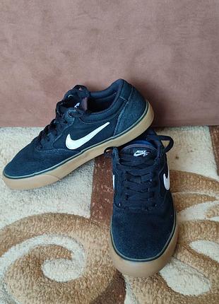 Кеди nike sb chron 2.  40 размер, черного цвета, из натуральной замши