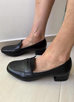 Продам шкіряні лофери tamaris
