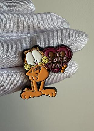 Пін значок металевий брошка гарфілд з цукерками “i love you” garfield, мультфільм гарфілд
