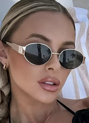 Стильні окуляри овальні в золотистій оправі😎 🖤
ширина 14 см, висота 4 см.