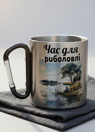 Металева чашка з карабіном і написом "час для риболовлі"
