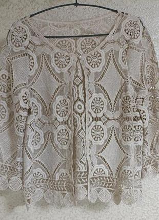 Жіноча мереживна ажурна кроше crochet блузка  легкий кардиган бежевого кольору з великим квітковим та геометричним орнаментом italy