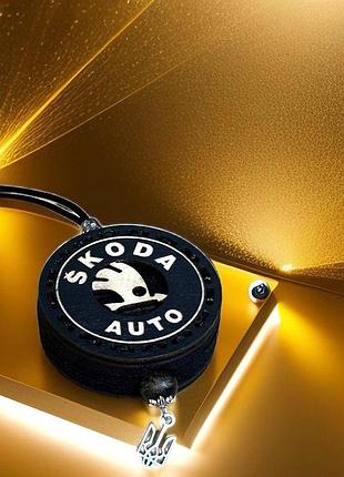 Деревянный ароматизатор с логотипом skoda (шкода) гравированная lacoste«eau de lacoste l. 12.12 blanc»